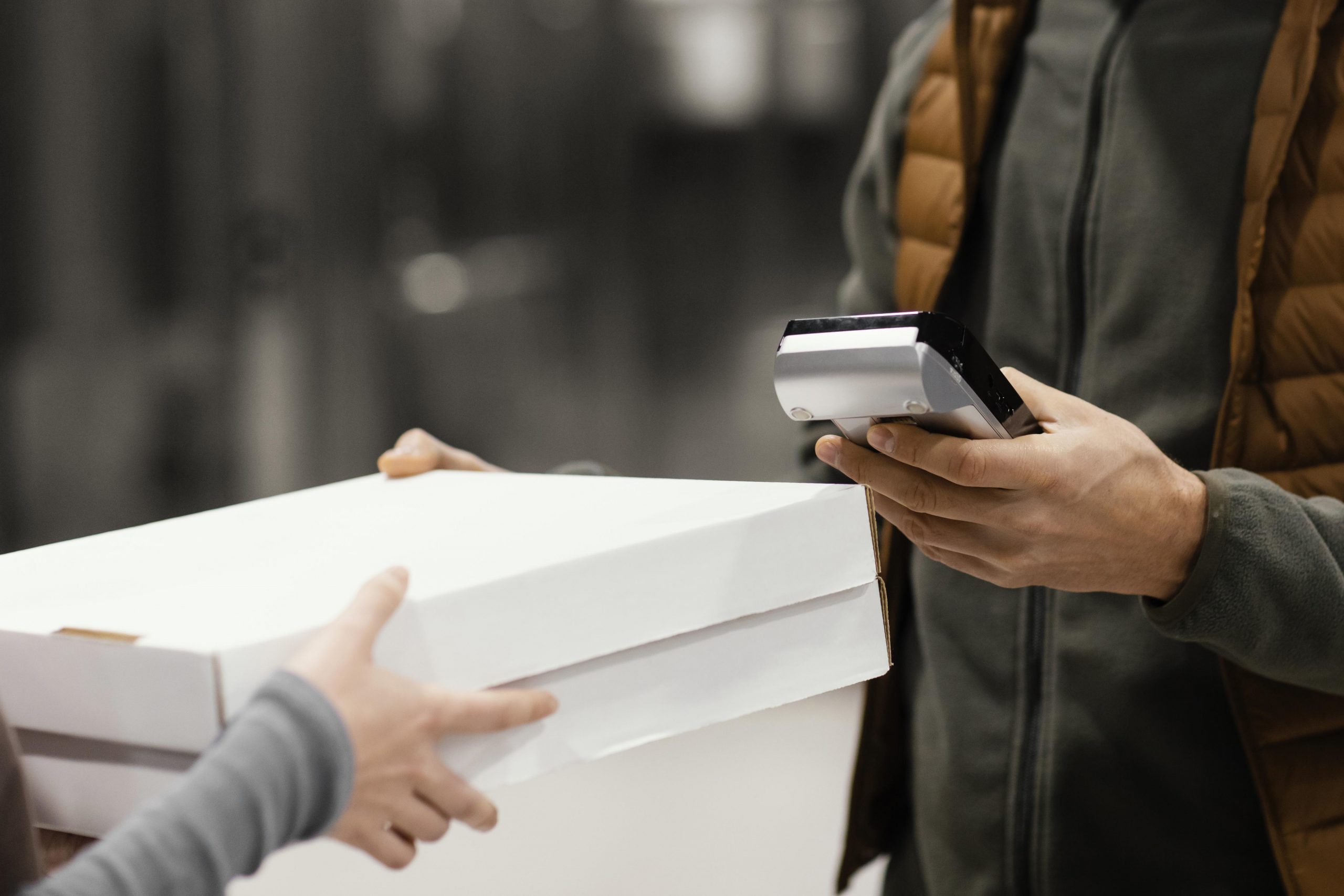 delivery-man-with-mask-client-paying Order In Store LM Caisse Retail