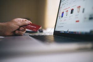 Persona a punto de usar su tarjeta para pagar en un ecommerce.
