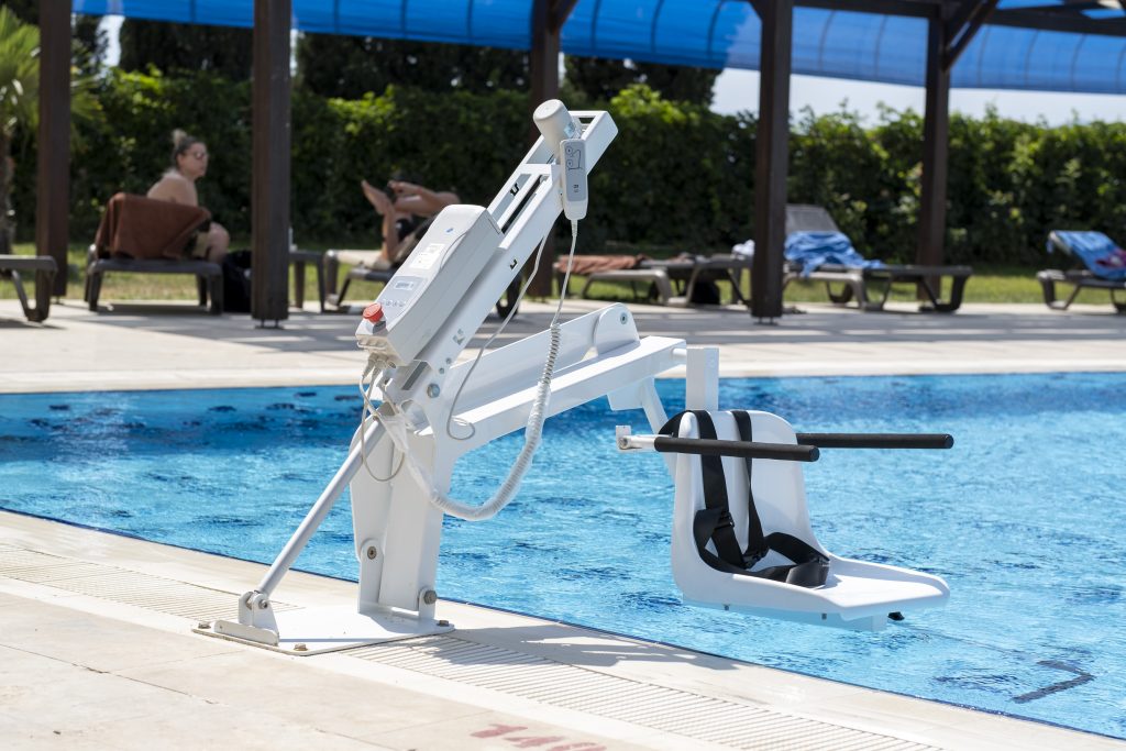 Trabajo final de abastecimiento e instalación de Elevador para piscina, Ayudas Más