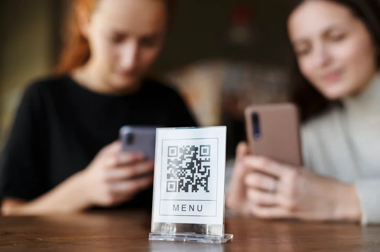 Jóvenes escaneando menú a través de código QR